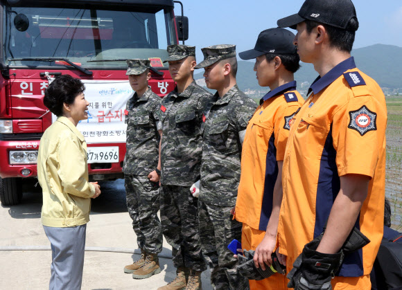격려하는 박 대통령