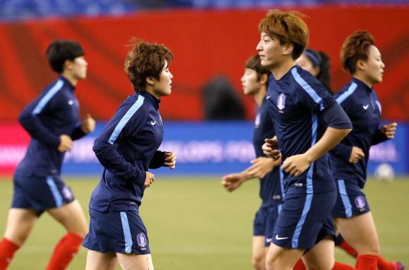 한국 여자축구 대표팀의 간판 지소연(왼쪽)과 박은선(오른쪽)이 21일 캐나다 몬트리올의 올림픽 스타디움에서 가볍게 몸을 풀고 있다. 몬트리올 연합뉴스 