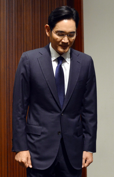 이재용 삼성전자 부회장이 23일 서울 강남구 삼성전자 서초사옥에서 메르스(중동호흡기증후군) 사태와 관련 기자회견을 하고 고개숙여 사과하고 있다.  이종원 선임기자 jongwon@seoul.co.kr