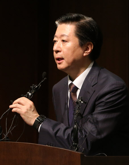 취재진 질문에 답하는 송재훈 삼성서울병원장