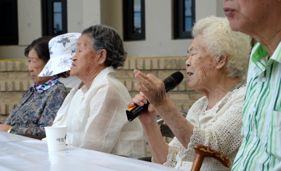 23일 오전 경기 광주 퇴촌 나눔의집에서 일본군 위안부 피해자 국제소송 및 한·일 수교 50년에 대한 피해자들의 입장을 밝히는 기자회견이 열리고 있다.  도준석 기자 pado@seoul.co.kr