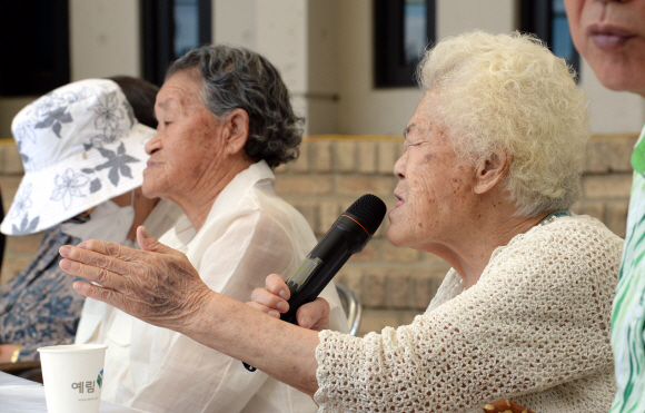 23일 오전 경기 광주 퇴촌 나눔의집에서 일본군 위안부 피해자 국제소송 및 한·일 수교 50년에 대한 피해자들의 입장을 밝히는 기자회견이 열리고 있다.  도준석 기자 pado@seoul.co.kr