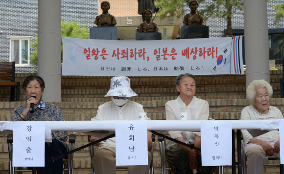 23일 오전 경기 광주 퇴촌 나눔의집에서 일본군 위안부 피해자 국제소송 및 한·일 수교 50년에 대한 피해자들의 입장을 밝히는 기자회견이 열리고 있다.  도준석 기자 pado@seoul.co.kr