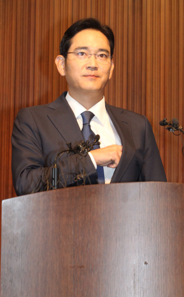 23일 삼성전자 다목적홀에서 이재용 부회장이 삼성병원사태에대해 사과와 브리핑하고있다. 이종원 선임기자 jongwon@seoul.co.kr