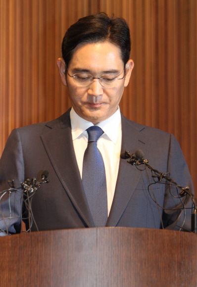 23일 삼성전자 다목적홀에서 이재용 부회장이 삼성병원사태에대해 사과와 브리핑하고있다. 이종원 선임기자 jongwon@seoul.co.kr