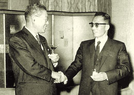 1961년 11월 12일 일본 도쿄에서 박정희(오른쪽) 당시 국가재건최고회의 의장이 이케다 하야토 일본 총리를 만나 악수하고 있다.  서울신문 포토라이브러리