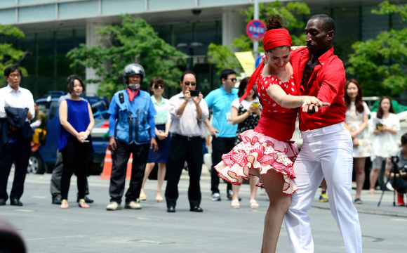 24일 오전 청계광장에서 2015 쿠바문화예술축제 <누에보 쿠바 재즈 콘서트>에 초청된 예술단의 게릴라거리공연에서 ’마성의 여인’이라는 애칭으로 불리는 쿠바 대표 무용수 Ana Rosa Menses가 정열의 재즈리듬에 맞취 남자파트너와 춤을 추고 있다. 강성남 선임기자 snk@seoul.co.kr