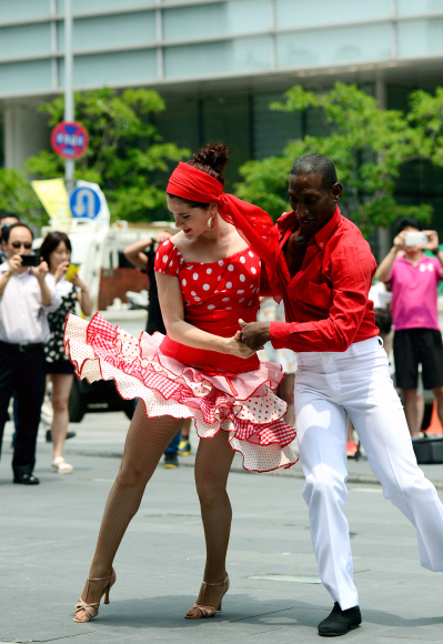 24일 오전 청계광장에서 2015 쿠바문화예술축제 <누에보 쿠바 재즈 콘서트>에 초청된 예술단의 게릴라거리공연에서 ’마성의 여인’이라는 애칭으로 불리는 쿠바 대표 무용수 Ana Rosa Menses가 정열의 재즈리듬에 맞취 남자파트너와 춤을 추고 있다.  강성남 선임기자 snk@seoul.co.kr