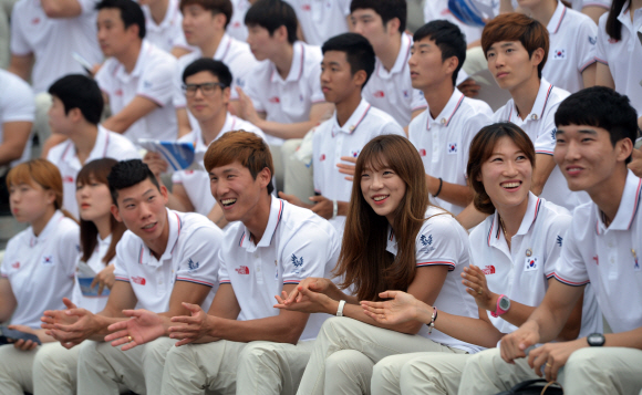 25일 서울 올림픽공원에서 열린 2015 광주하계유니버시아드대회 대한민국 선수단 결단식에 참석한 선수들이 밝은 표정으로 웃고 있다.  박지환 기자 popocar@seoul.co.kr