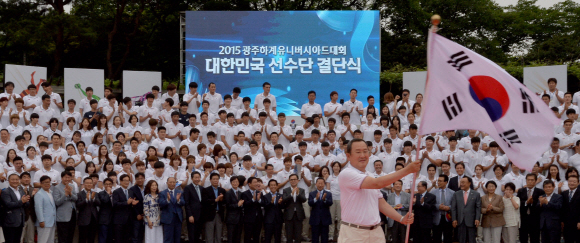 25일 서울 올림픽공원에서 열린 2015 광주하계유니버시아드대회 대한민국 선수단 결단식에 참석한 유병진 선수단장이 대한민국 깃발을 흔들고 있다.  박지환 기자 popocar@seoul.co.kr