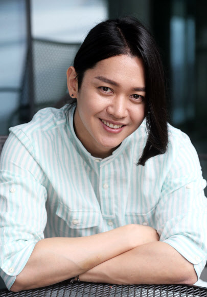 포즈 취하는 강균성