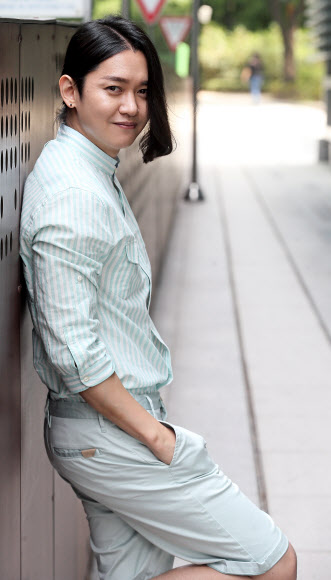 포즈 취하는 강균성