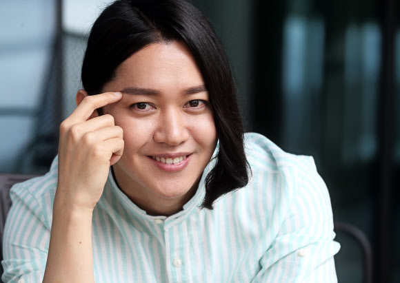 포즈 취하는 강균성