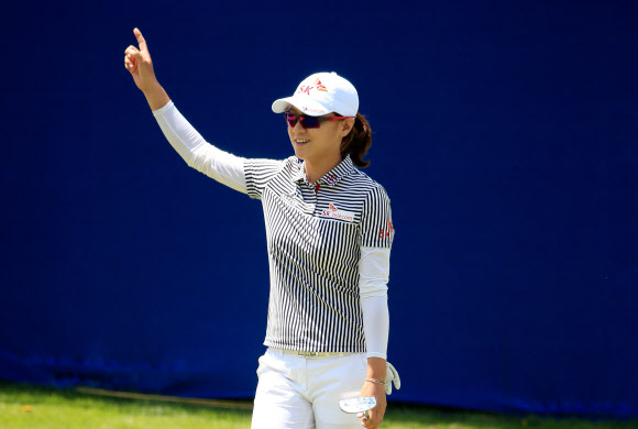 최나연, 미국여자프로골프)LPGA) 투어 아칸소 챔피언십 둘째날 18번홀에서 이글 성공한 뒤 손을 들어 웃고 있다.