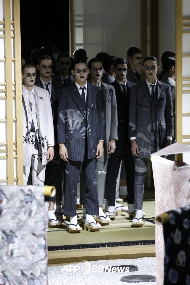 28일(현지시간) 프랑스 파리에서 열린 디자이너 ‘톰 브라운(Thom Browne) S/S 맨즈 컬렉션’에서 모델들이 의상을 선보이고 있다.<br>ⓒ AFPBBNews=News1