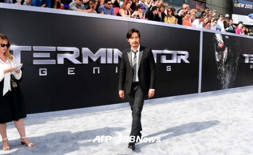 영화배우 이병헌이 28일(현지시간) 미국 헐리우드에서 열린 ‘터미네이터 제니시스(Terminator Genisys)’ LA프리미어 행사에 참석해 포즈를 취하고 있다.<br>ⓒ AFPBBNews=News1