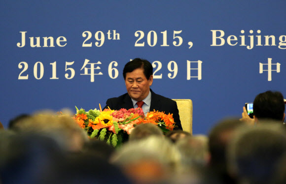 AIIB 협정문 서명식에 참석한 최경환 부총리