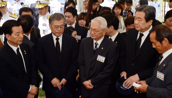 새누리당 김무성 대표(오른쪽 두번째)와 새정치민주연합 문재인 대표(왼쪽 두번째) 등이 29일 오전 경기도 평택시 해군 2함대 사령부 앞에서 제2연평해전 13주년 기념식에 참석한 유가족들과 대화를 나누고 있다.  정연호 기자 tpgod@seoul.co.kr