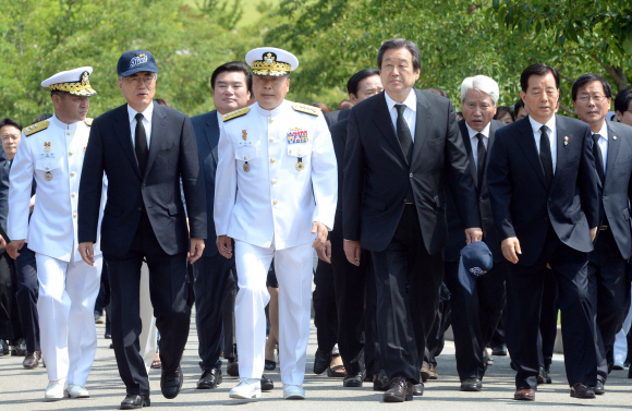 새누리당 김무성 대표와 새정치민주연합 문재인 대표, 한민구 국방부 장관 등이 29일 오전 경기도 평택시 해군 2함대 사령부에서 열린 제2연평해전 13주년 기념식에 참석하고 있다. 정연호 기자 tpgod@seoul.co.kr