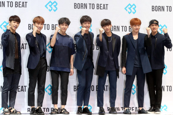 데뷔 4년 만에 첫 정규앨범 발표한 그룹 비투비(BTOB)가 29일 오후 서울 마포구 상암동 디지털매직스페이스에서 열린 정규 1집 ‘컴플리트’(complete) 발매 기념 쇼케이스에서 포즈를 취하고 있다.  연합뉴스