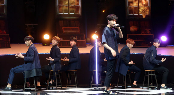 데뷔 4년 만에 첫 정규앨범 발표한 그룹 비투비(BTOB)가 29일 오후 서울 마포구 상암동 디지털매직스페이스에서 열린 정규 1집 ‘컴플리트’(complete) 발매 기념 쇼케이스에서 공연을 선보이고 있다.  연합뉴스