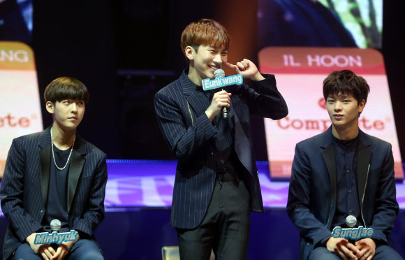 그룹 비투비의 서은광이 29일 오후 서울 마포구 상암동 디지털매직스페이스에서 열린 정규 1집 ‘컴플리트’(complete) 발매 기념 쇼케이스에서 인사말을 하고 있다.  연합뉴스