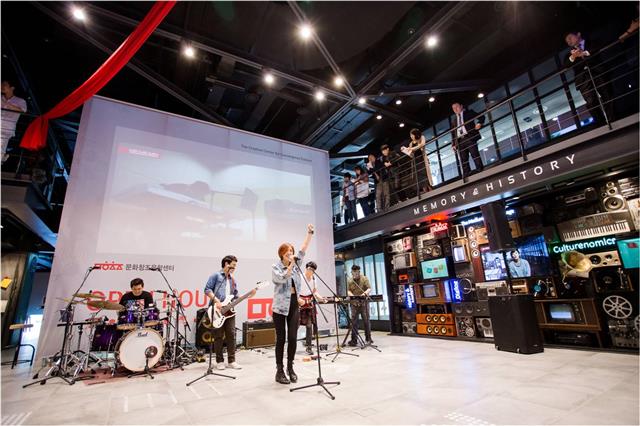 지난 5월 18일 서울 마포구 상암동 CJ E&M센터 내 문화창조융합센터에서 열린 센터 개소 100일 기념 오픈 하우스 행사에서 인디 밴드 ‘미미미’가 오프닝 무대를 선보이고 있다. CJ그룹 제공