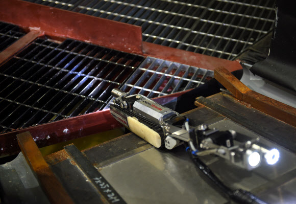 도시바와 IRID(International Research Institute for nuclear Decommissioning)가 개발한 소형 로봇을 30일(현지시간) 일본 요코하마의 도시바 공장에서 언론에 공개했다. 54센티미터 길이, 9센티미터 높이에 두 개의 CCD 카메라를 장착한 로봇은 원자로 격납 용기(PCV)를 조사하기 위해 제작됐다. ⓒ AFPBBNews=News1