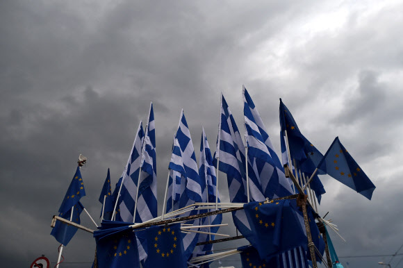 그리스 아테네의 국회 앞에 그리스 국기와 유럽연합 국기가 걸려있다. ⓒ AFPBBNews=News1