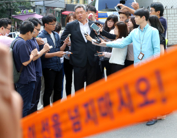 질문에 답하는 전창진 감독