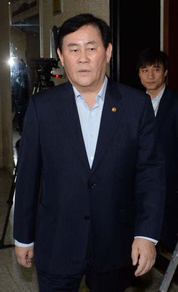 최경환 경제부총리가 추경관련하여 국회에서 열린 새누리당 비공개 최고위원회의에 참석하기 위해 회의실에 들어서고 있다.  김명국 전문기자 daunso@seoul.co.kr