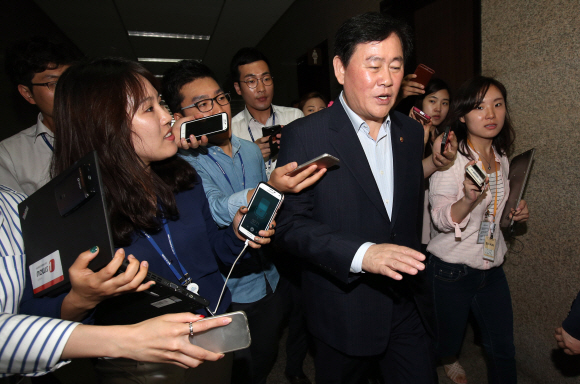 최경환 경제부총리 겸 기획재정부 장관이 1일 서울 여의도 국회에서 열린 새누리당 비공개 최고중진연석회의에서 2015년도 추경 관련 보고를 마친 뒤 회의장을 빠져나오고 있다. 김명국 전문기자 daunso@seoul.co.kr