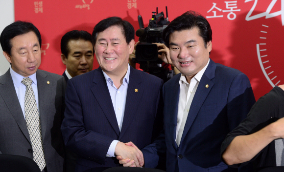 최경환 경제부총리과 원유철 새누리당 정책위의장이 1일 오전 서울 여의도 국회에서 열린 메르스 극복과 서민생활 안정을 위한 2015년 추경예산[안] 당정협의에 참석해 악수를 나누고 있다.  박해묵 기자 mook@heraldcorp.com