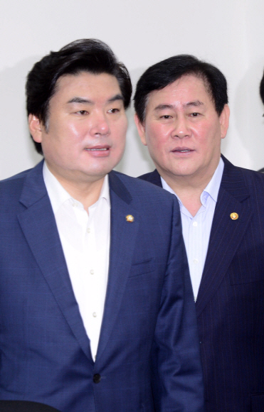 최경환 경제부총리과 원유철 새누리당 정책위의장이 1일 오전 서울 여의도 국회에서 열린 메르스 극복과 서민생활 안정을 위한 2015년 추경예산[안] 당정협의에 참석하기 위해 회의실로 입장하고 있다. 박해묵 기자 mook@heraldcorp.com