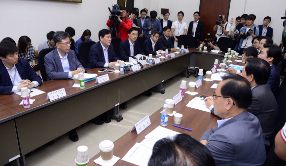 최경환 경제부총리가 1일 오전 서울 여의도 국회에서 열린 메르스 극복과 서민생활 안정을 위한 2015년 추경예산[안] 당정협의에 참석해 모두발언을 하고 있다.  박해묵 기자 mook@heraldcorp.com