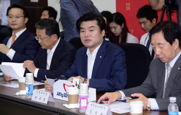 원유철 새누리당 정책위의장이 1일 오전 서울 여의도 국회에서 열린 메르스 극복과 서민생활 안정을 위한 2015년 추경예산[안] 당정협의에 참석해 모두발언을 하고 있다.  박해묵 기자 mook@heraldcorp.com