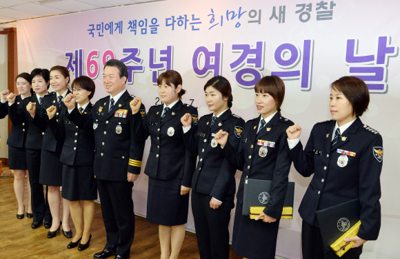 1일 서울 경찰청에서 열린 제69주년 여경의 날 행사에서 강신명 경찰청장과 특진자 및 표창 대상자 여경들이 기념촬영을 하고 있다. 박윤슬 기자 seul@seoul.co.kr