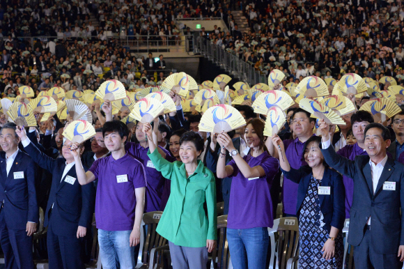 박근혜 대통령은 1일 올림팍체조경가ㅣ장에서열린 제17기 민주평화통일자문회의출범회의에서 참가자들과함께 통일준비한마음 파도타기를하고있다. 안주영 기자 jya@seoul.co.kr