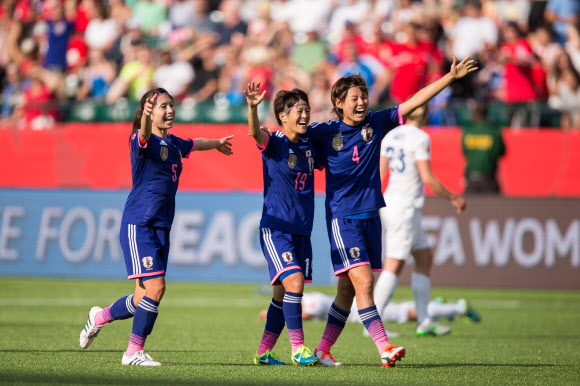 1일(현지시간) 캐나다 에드먼턴의 커먼웰스 스타디움에서 열린 2015 FIFA 여자 월드컵 준결승에서 일본이 잉글랜드를 2-1로 꺾고 결승에 올랐다. 사진은 승리 후 기뻐하는 일본 선수들. ⓒ AFPBBNews=News1