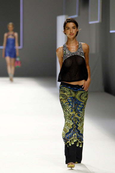 1일(현지시간) 스페인 바르셀로나에서 열린 ‘080 바르셀로나 패션위크(080 Barcelona Fashion Week)’ 행사에서 모델이 패션 브랜드 쿠스토 바르셀로나 컬렉션을 선보이고 있다. ⓒ AFPBBNews=News1