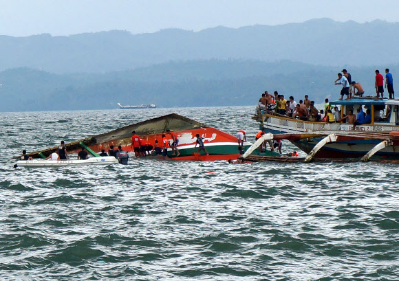 2일 필리핀 중부 오르모크항에서 200m 떨어진 바닷가에서 189명이 탄 대형 선박이 뒤집힌 가운데 사고 해역에 급파된 구조대원들이 뒤집힌 배 위로 올라온 승객들을 구조하고 있다. 이 사고로 최소 36명이 숨졌으나 빠른 구조 활동 덕분에 127명이 목숨을 건질 수 있었다. 사고 선박이 출항 몇 분 만에 큰 풍랑으로 전복된 것으로 알려졌지만, 수백 포대의 시멘트와 쌀이 실려 있었다는 생존자들의 증언이 나오면서 과적 가능성도 제기되고 있다. 지금까지 한국인 탑승객은 없는 것으로 파악됐다. 오르모크 AFP 연합뉴스