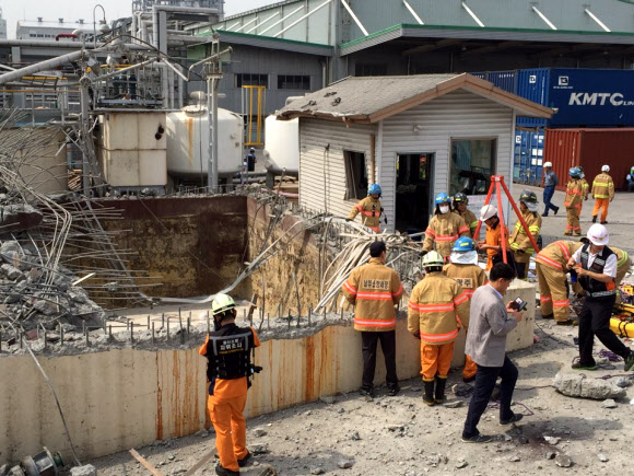 울산시 남구 한화케미칼 울산 2공장에서 3일 폭발사고로 사상자가 발생했다. 소방관들이 현장에 출동해 수습작업을 벌이고 있다.   연합뉴스