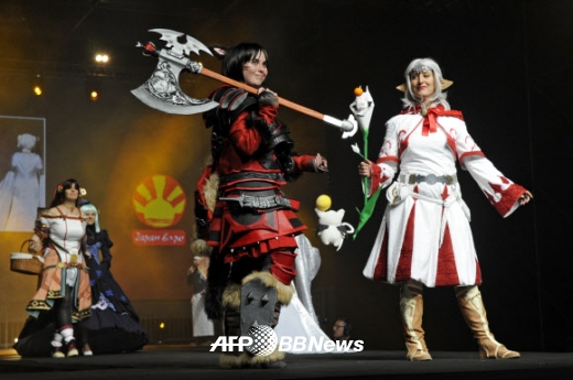 2일(현지시간) 프랑스 파리에서 열린 ‘재팬 엑스포(Japan Expo) 2015’ 코스플레이어들이 자신의 의상들을 선보이고 있다.<br>ⓒ AFPBBNews=News1