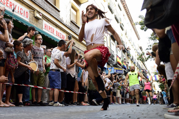 2일(현지시간) 스페인 마드리드에서 열린 ‘하이힐 달리기 대회’ 참가자가 레이스를 펼치고 있다. ⓒ AFPBBNews=News1