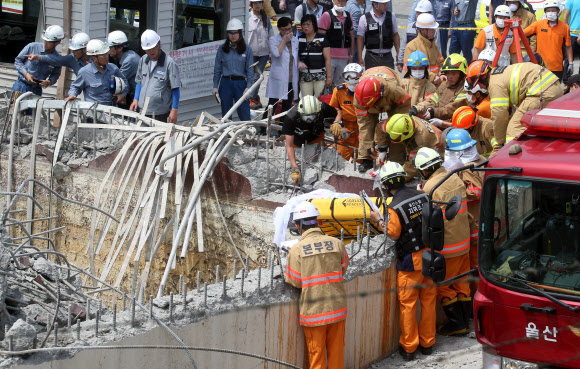 3일 오전 울산시 남구 한화케미칼 울산 2공장에서 폭발사고로 사상자가 발생했다. 소방대원들이 사고 현장에서 시신을 끌어올리고 있다.  연합뉴스