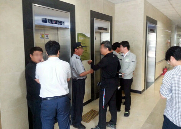 3일 서울중앙지검이 압수수색 중인 경북 포항 동양종합건설 본사 로비에서 경비원들이 출입을 통제하고 있다.  연합뉴스