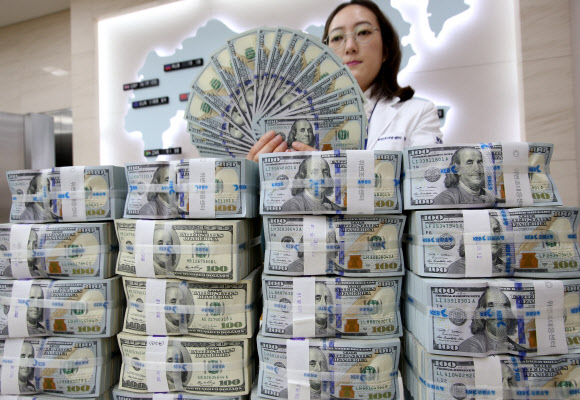 우리나라의 외환보유액이 한 달 새 30억달러 넘게 늘어나며 석 달째 사상 최고 행진을 이어갔다. 3일 한국은행에 따르면 6월 말 현재 외환보유액은 3천747억5천만달러로 5월 말보다 32억4천만달러 증가했다. 한국은행은 외환보유액 증가가 유로화 등 미국 달러 이외 통화의 강세로 보유 외화자산의 달러 환산액이 증가한 데다 자산 운용수익도 늘어난 데 따른 것이라고 설명했다. 사진은 이날 서울 중구 을지로 외환은행 본점 위변조대응센터에서 직원이 달러화를 정리하는 모습.  연합뉴스