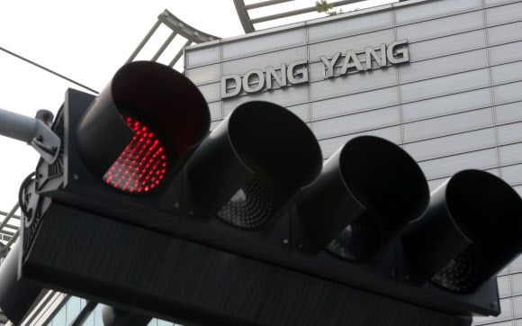 3일 오후 경북 포항시 북구 동양종합건설 건물 앞 신호등에 빨간불이 들어와 있다. 이날 포스코 비리 의혹을 수사하는 서울중앙지검 특수2부(조상준 부장검사)는 동양종합건설 본사를 압수수색 했다.  연합뉴스