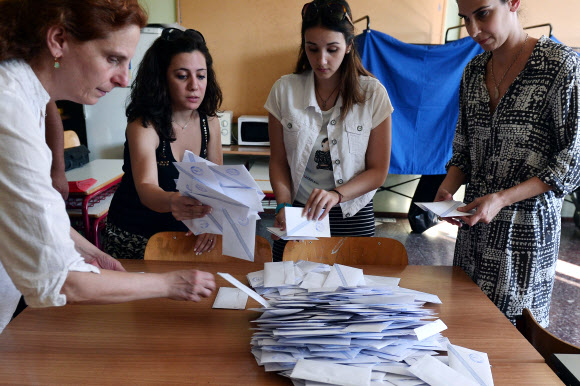 5일(현지시간) 그리스 국민투표가 끝난 뒤 아테네의 한 투표소에서 직원들이 투표용지를 세고 있다. ⓒ AFPBBNews=News1