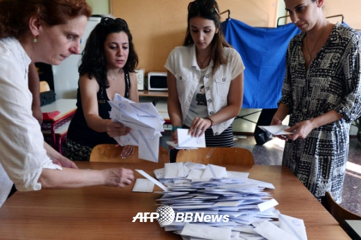 5일(현지시간) 그리스 국민투표가 끝난 뒤 아테네의 한 투표소에서 직원들이 투표용지를 세고 있다.<br>ⓒ AFPBBNews=News1